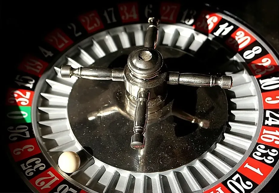 Spinning roulette wheel in close-up, the odds behind CS2 skin betting