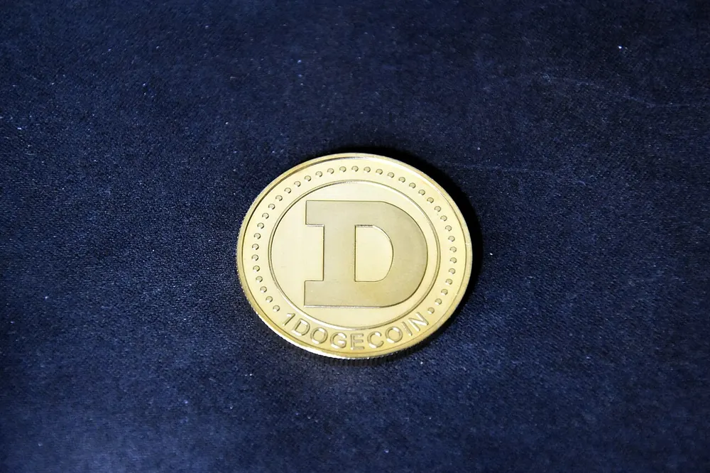 Gold crypto coin on a blue background, sending a CS2 trade URL