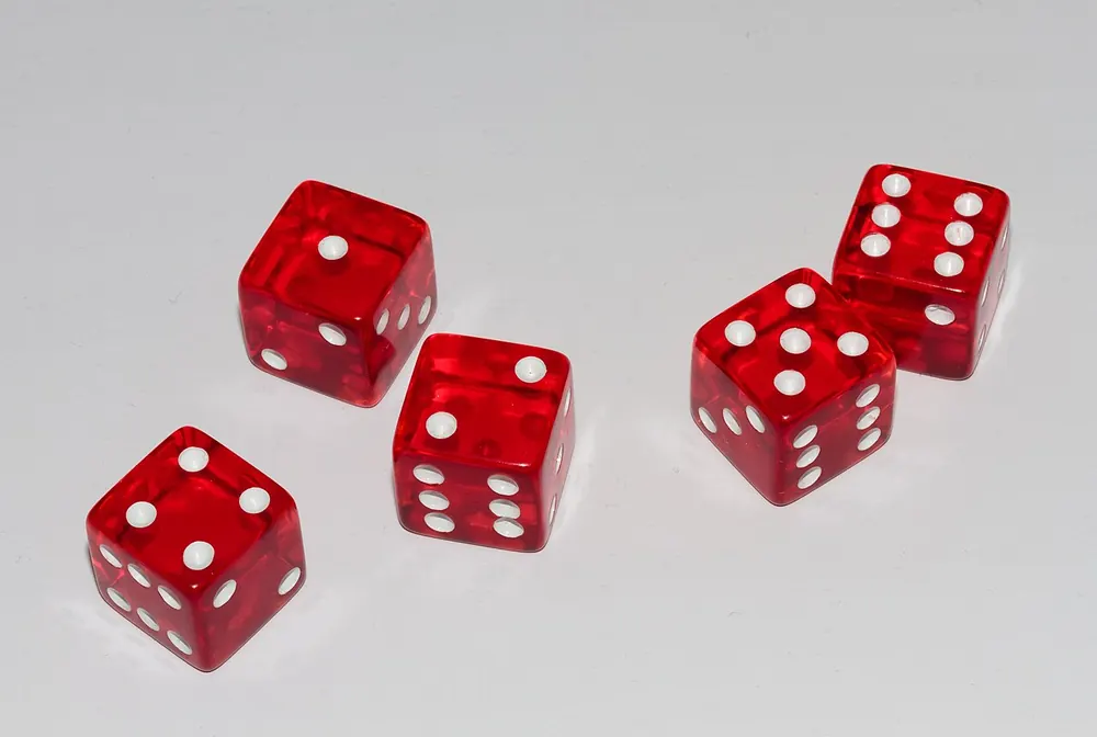 White dice showing different faces, probability behind CS2 betting odds
