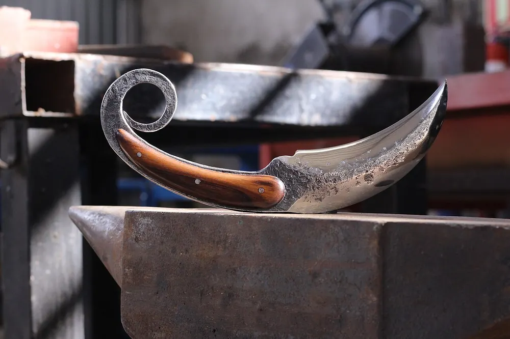 Curved karambit-style blade, the shape behind the CS2 Karambit